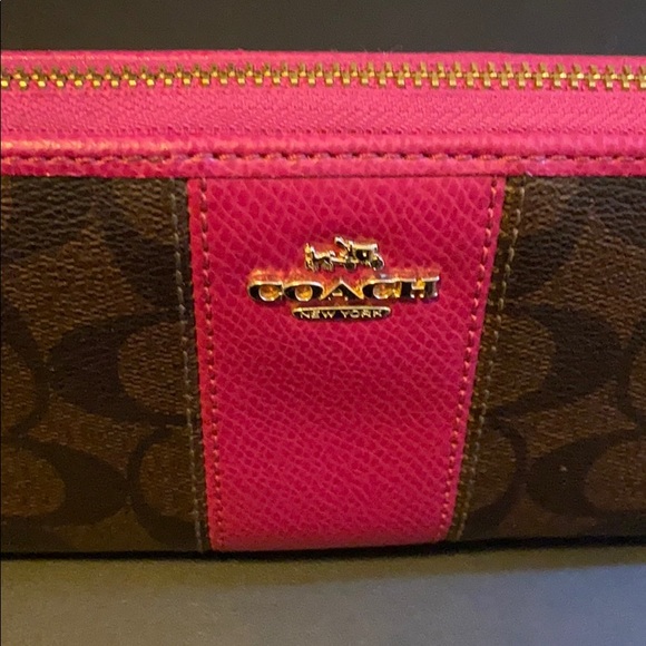 Coach Handbags - 🔥 SALE 💋 MARKDOWN!! Coach Pink Wallet Beautiful